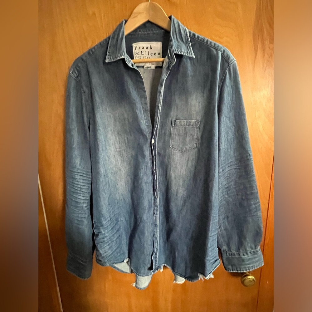 Frank & Eileen large Eileen Relaxed Button-up shirt in Famous Denim. Like new!